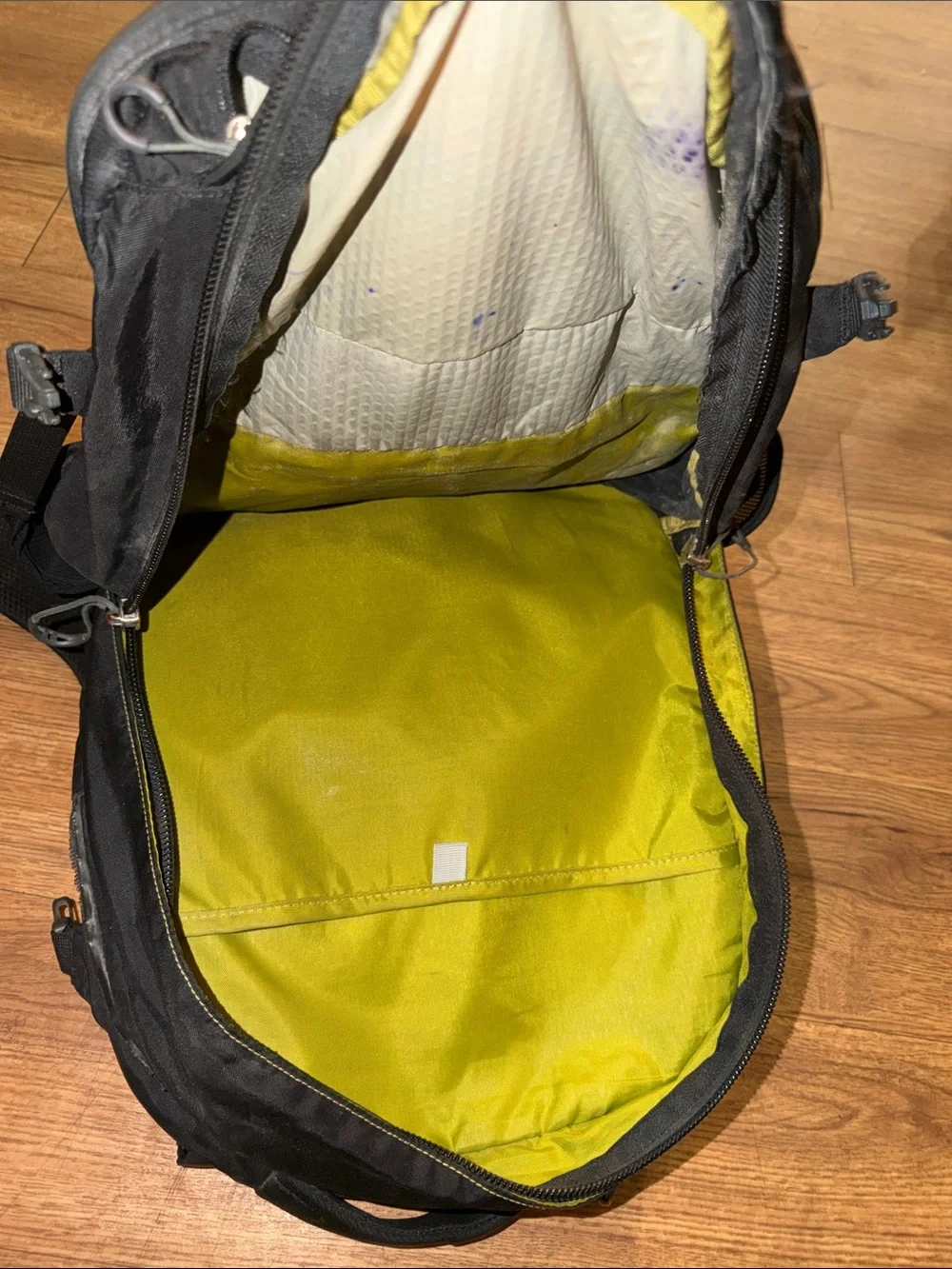 OSPREY Comet Men's Black Backpack with Subtle Reflective Stripes